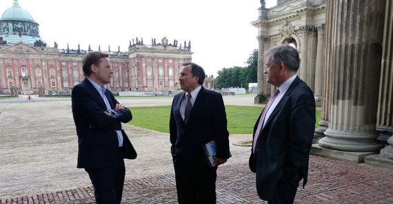 Der Botschafter der Republik Peru, Elmer Schialer (M), im Gespräch mit Präsident Prof. Oliver Günther, Ph.D. (l.) und dem Vizepräsidenten für Internationales, Prof. Dr. Florian Schweigert (r.). Foto: Claudia Scharioth. Der Botschafter der Republik Peru, Elmer Schialer (M), im Gespräch mit Präsident Prof. Oliver Günther, Ph.D. (l.) und dem Vizepräsidenten für Internationales, Prof. Dr. Florian Schweigert (r.). Foto: Claudia Scharioth.