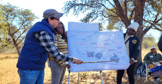 Mann präsentiert etwas an Flipchart