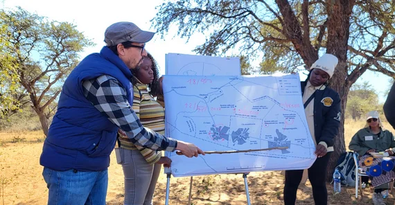 Mann präsentiert etwas an Flipchart