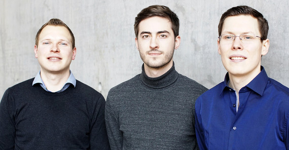 Portrait von drei Männern vor einer Wand