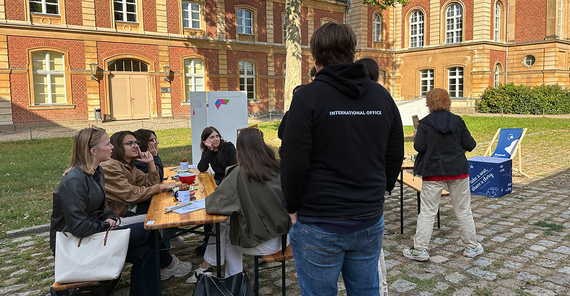 Austauschstudierende nutzen die erste Gelegenheit zum Austausch.
