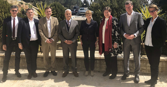 V.l.n.r V.l.n.r.: Prof. Dr. med. Heinz Völler; Vizepräsident Prof. Dr. Florian J. Schweigert; Uni-Präsident Prof. Oliver Günther; Dr. Abdullatif Abuhijleh, Präsident der Birzeit Universität; Wissenschaftsministerin Dr. Martina Münch; Dr. Dorothea Rüland, Generalsekretärin des DAAD; Carsten Feller; Leitung der Abteilung Wissenschaft und Forschung im MWFK; Dr. Nicole Münnich, Referatsleiterin im MWFK (Foto:Marcus Hoffmann.)