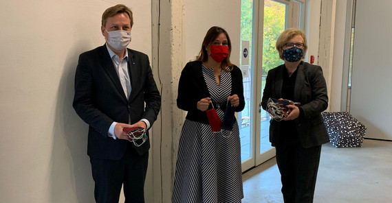 Uni-Präsident Prof. Oliver Günther, Brandenburgs Wissenschaftsministerin Dr. Manja Schüle und Prof. Dr. Ulrike Tippe, Präsidentin der TH Wildau und der Brandenburgischen Landesrektorenkonferenz (BLRK), bei der Übergabe der Masken. | Foto: Maik Friebe Uni-Präsident Prof. Oliver Günther, Brandenburgs Wissenschaftsministerin Dr. Manja Schüle und Prof. Dr. Ulrike Tippe, Präsidentin der TH Wildau und der Brandenburgischen Landesrektorenkonferenz (BLRK), bei der Übergabe der Masken. | Foto: Maik Friebe