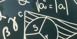 Mathematische Fomeln auf einer Tafel