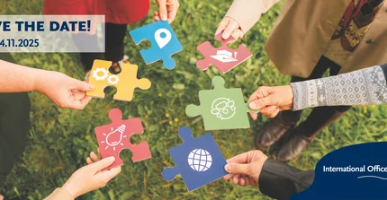 Hände mit Puzzleteilen