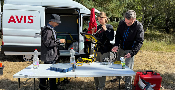 Paulina Nitschke (center) and student Diyorbek Toshniyozov (left) fasten the control unit for the georadar.