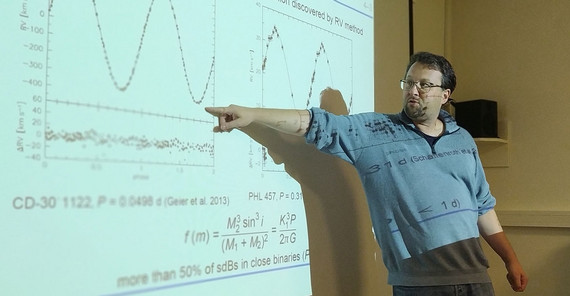 Prof. Stephan Geier bei der Vorlesung.