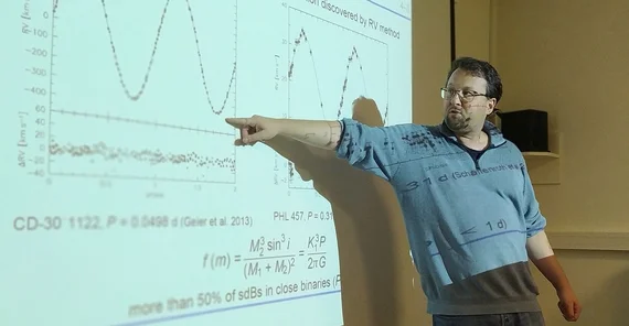 Prof. Stephan Geier bei der Vorlesung.