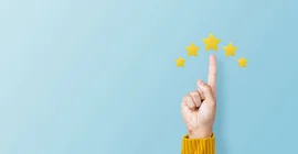 Finger zeigt auf 5 gelbe Sterne.