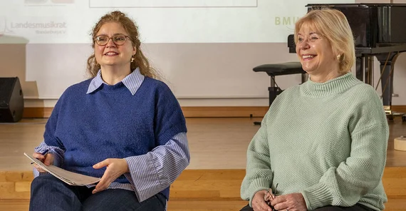 Acting Professor Dr. Jana Buschmann and State Parliament President Prof. Dr. Ulrike Liedtke (right).