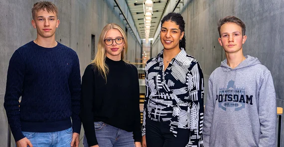 Vier Schülerinnen und Schüler im Gebäude der Uni Potsdam.