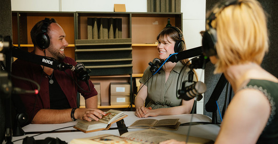 Drei Personen bei der Aufnahme eines podcasts im Tonstudio.