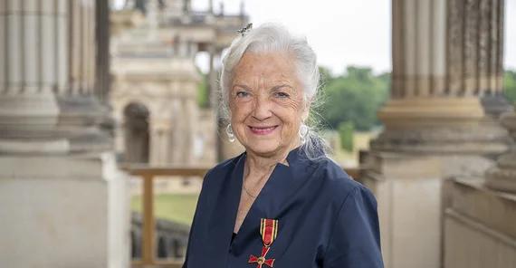 Porträt einer Frau mit einer angesteckten Auszeichnung