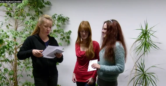 Übergabe der Preise an die Erstplatzierte (Christin Flehmke, rechts) und die Zweitplatzierte (Josephine Pötzsch, Mitte) durch Prof. Dr. Ulrike Lucke (links). (Foto: Raphael Zender)