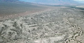 Auf der Luftaufnahme der Drohne ist die aride Landschaft zu sehen. Das Foto ist von Bodo Bookhagen. Beim anklicken öffnet sich das Bild im neuen Fenster.