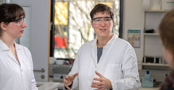 Michelle Seifert (l.) und PD Dr. Jolanda Hermanns im Labor. Michelle Seifert (l.) und PD Dr. Jolanda Hermanns im Labor.
