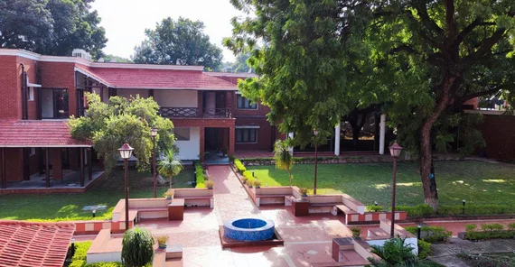 Gemütliches Gästehaus auf dem Campus des IIT Roorkee.