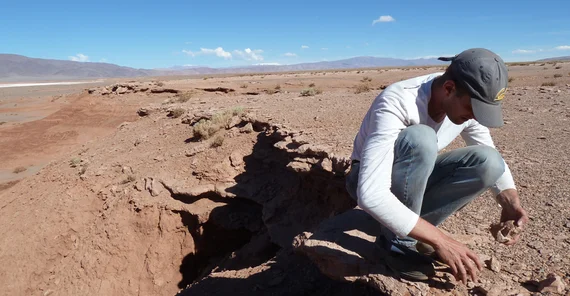 Looking for geological traces: Bodo Bookhagen working in the field. Photo: Bodo Bookhagen