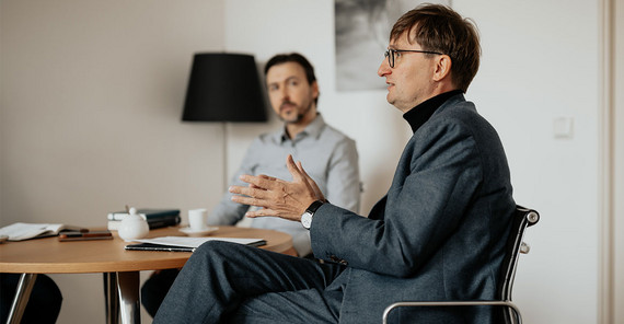 Prof. Sönke Neitze spricht im Interview (Vordergrund) und Dr. Alex Kay ist im Hintergrund zu sehen.