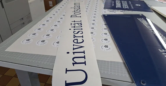 Close-up von Druckerzeugnissen der Universität Potsdam