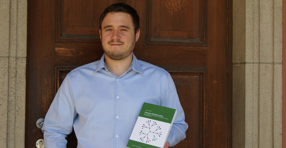 Dr. Dominik Vogel. Foto: privat. Dr. Dominik Vogel mit seinem Buch in der Hand. Foto: privat.