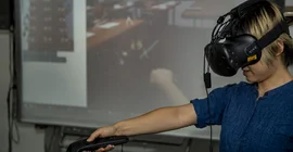 Mit VR-Brille ins virtuelle Klassenzimmer. Ein Lehrprojekt in der Lehrerbildung. | Foto: Tobias Hopfgarten