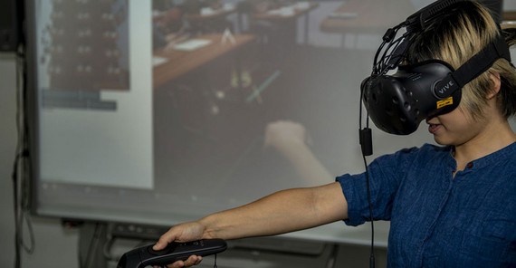 Mit VR-Brille ins virtuelle Klassenzimmer. Ein Lehrprojekt in der Lehrerbildung. | Foto: Tobias Hopfgarten