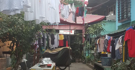 Blick in einen Hinterhof in Manila