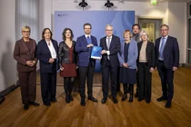 Personengruppe schaut in die Kamera