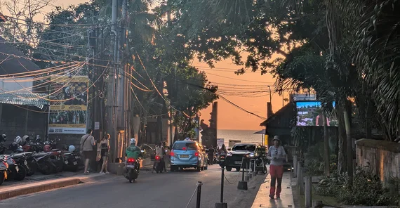 Sonnenuntergang in Seminyak in einer urbanen Straße.