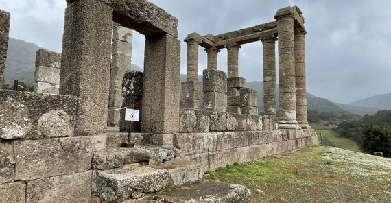 Das Bild zeigt den Tempel von Antas an den Hängen des Berges Conca 'e s'Omu.