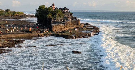 Tanah-Lot-Tempel direkt am Meer mit brausenden Wellen