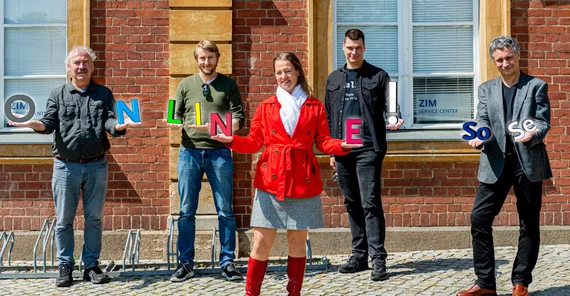 Von links nach rechts: Rolf Adams, Teamleiter Infrastruktur Netz, Sebastian Beer, stellv. Teamleiter Support & Servicedesign, Daniela Klein, Assistenz der Leitung, Dirk Bussler, Teamleiter Infrastruktur Server & Storage, Dr. Tilo Köhn, Leiter ZIM | Foto: Tobias Hopfgarten