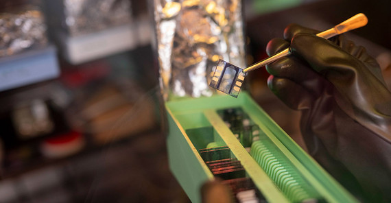 Durch Schleuderbeschichten hergestellte Solarzelle auf Glas. Solarzelle in Briefmarkengröße