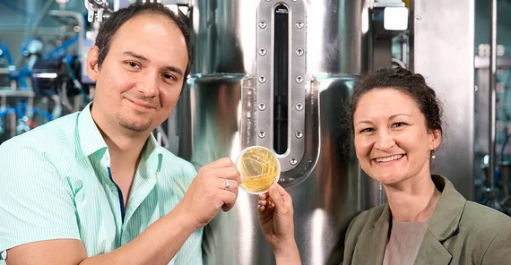 Dr. Lena Hochrein und Professor Ruben R. Rosencrantz halten gemeinsam eine bewachsene Petrischale hoch.