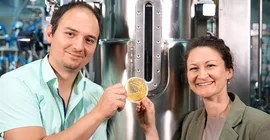 Dr. Lena Hochrein und Professor Ruben R. Rosencrantz halten gemeinsam eine bewachsene Petrischale hoch.