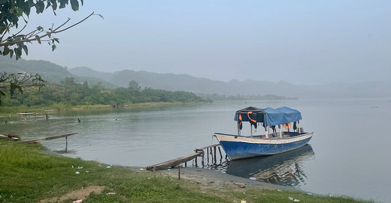 Am Ufer des Lake Bosomtwe