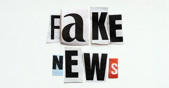 Die Worte "fake news" sind auf weißem Grund aus ausgeschnittenen Zeitungsartikel-Buchstaben gelegt.