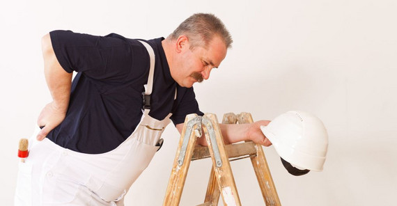 Wenn der Rücken streikt und im wahrsten Sinne des Wortes nichts mehr geht, haben sich zumeist viele kleinere und größere Belastungen summiert. Foto: Fotolia/Cello Armstrong