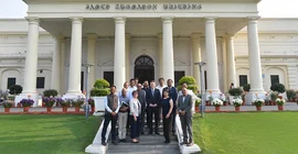 Gruppenfoto mit einigen Personen vor einem Gebäude