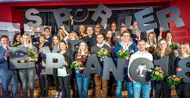 Foto: Wissenschaftsministerin Martina Münch, Oberbürgermeister Jann Jakobs, Uni-Präsident Oliver Günther und Hochschulsportchefin Petra Bischoff-Krenzien mit den Leistungssportlern der Uni Potsdam beim Sportlerempfang 2018. Foto: Karla Fritze.