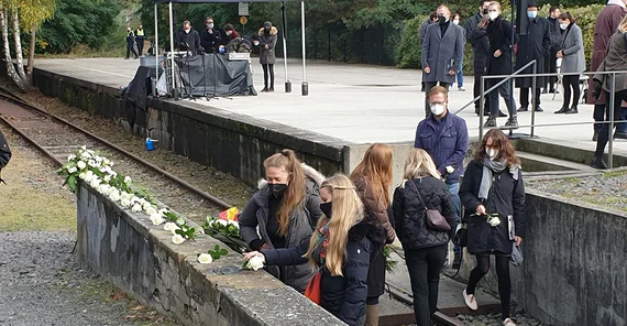 Celine Thorns (l.) und andere Studierende legen Blumen am Gleis17 nieder.