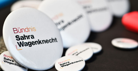 Das BSW versucht sich langfristig in der deutschen Parteienlandschaft zu etablieren. Buttons mit dem Logo des BSW