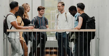Studierende auf dem Campus Griebnitzsee stehen am Treppengeländer
