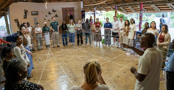 Bei einem interkulturellen Workshop mit jungen Erwachsenen und Studierenden aus Zimbabwe