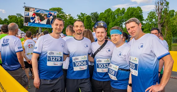 Team des D6 vor dem Start. Fünf Personen in Sportkleidung.