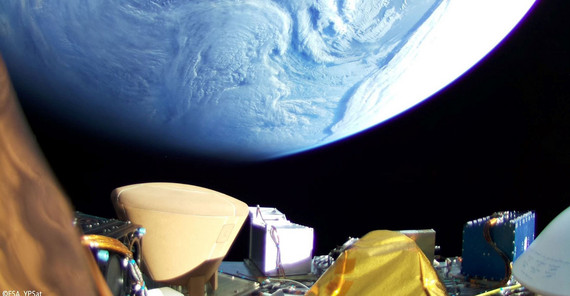 Blick aus der Ariane 6 auf die Erde und den Container nach Aussetzen des Cubes. Blick aus der Ariane 6 auf die Erde und den Container, in dem der OOV-Cube verstaut war, nach Aussetzen des Cubes.