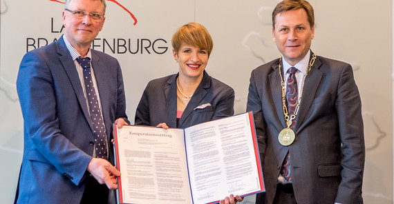 Christoph Meinel, Direktor und Geschäftsführer des Hasso-Plattner-Instituts, Wissenschaftsministerin Martina Münch und Oliver Günther, Präsident der Universität Potsdam, präsentieren den Kooperationsvertrag, die Grundlage der neuen Digital Engineering Fakultät der Universität Potsdam. Foto: Karla Fritze.