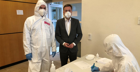 Der Präsident der Universität Potsdam, Prof. Oliver Günther, Ph.D. bei der mobilen Teststation auf dem Campus Am Neuen Palais. | Foto: Dr. Silke Engel