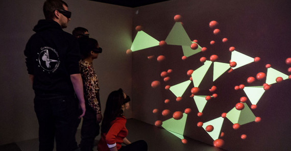 Einführung von Studierenden in die Simulation von Geomaterialien, hier im 3D-Visualisierungs-Labor von Dr. Gerold Zeilinger. | Foto: Corinna Kallich.